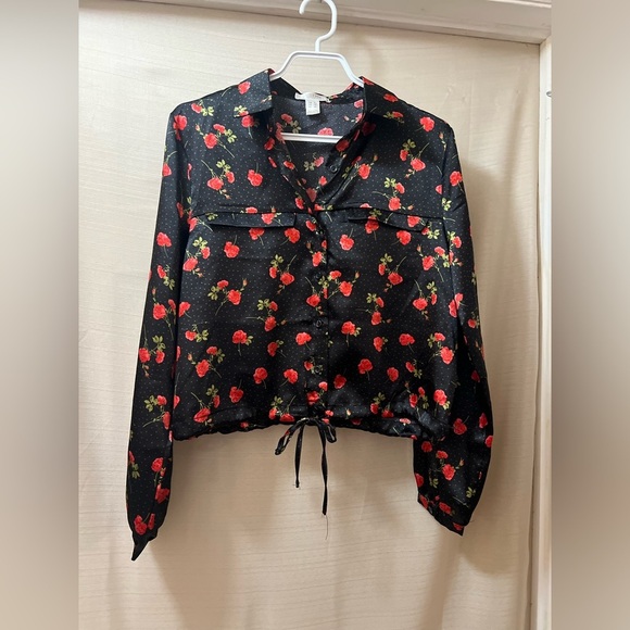 ⚫️ BOGO Revamped Black and Red Floral Blouse Cropped Long Sleeve Size XS - Picture 1 of 9
